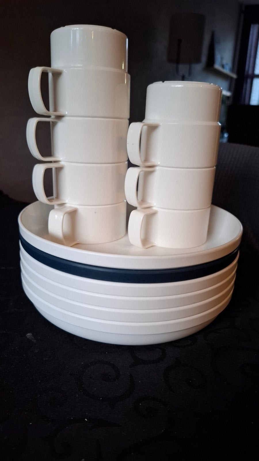 Kunststof servies: 6 borden (5 wit, 1 blauw) en 7 kopjes, Ophalen, Kunststof, Gebruikt, Bord(en)