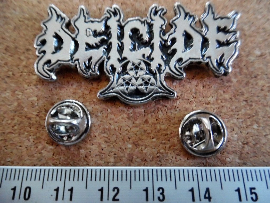 Deicide vrij mooie metal shaped pin speld badge nieuw n1, Verzenden, Nieuw, Overige typen