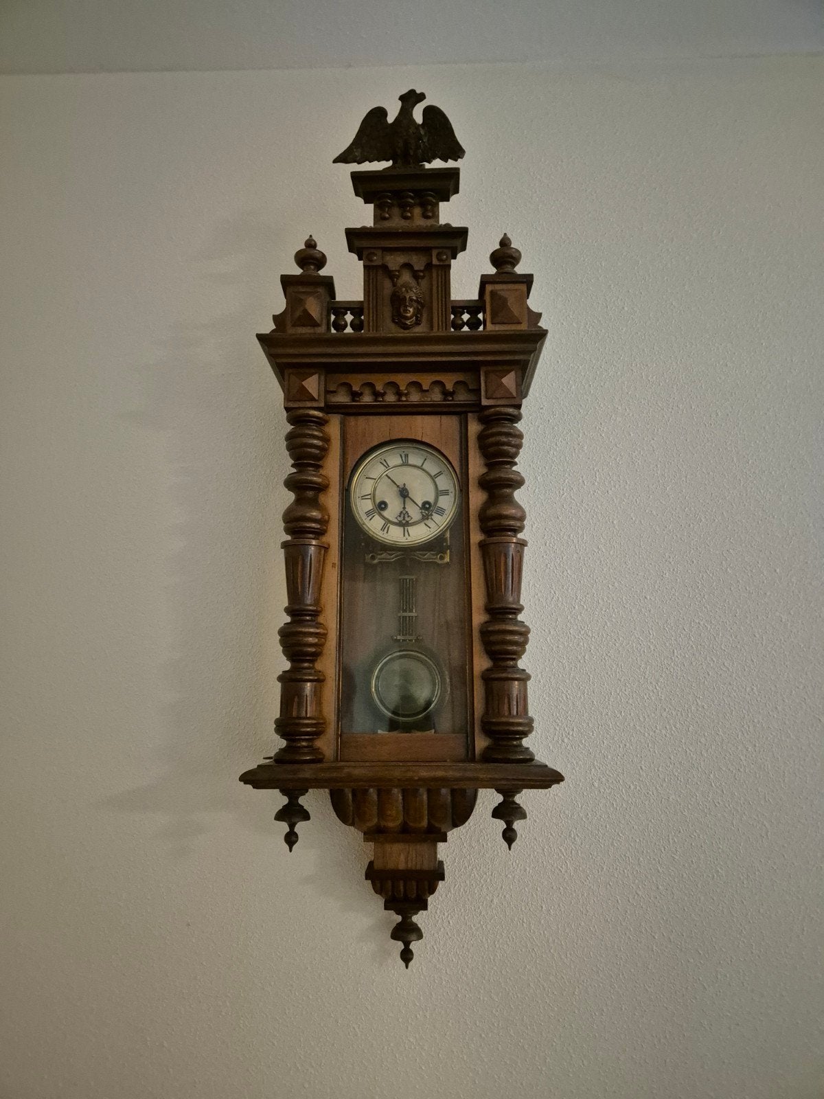 Antieke regulator klok met houtsnijwerk en adelaar, Ophalen
