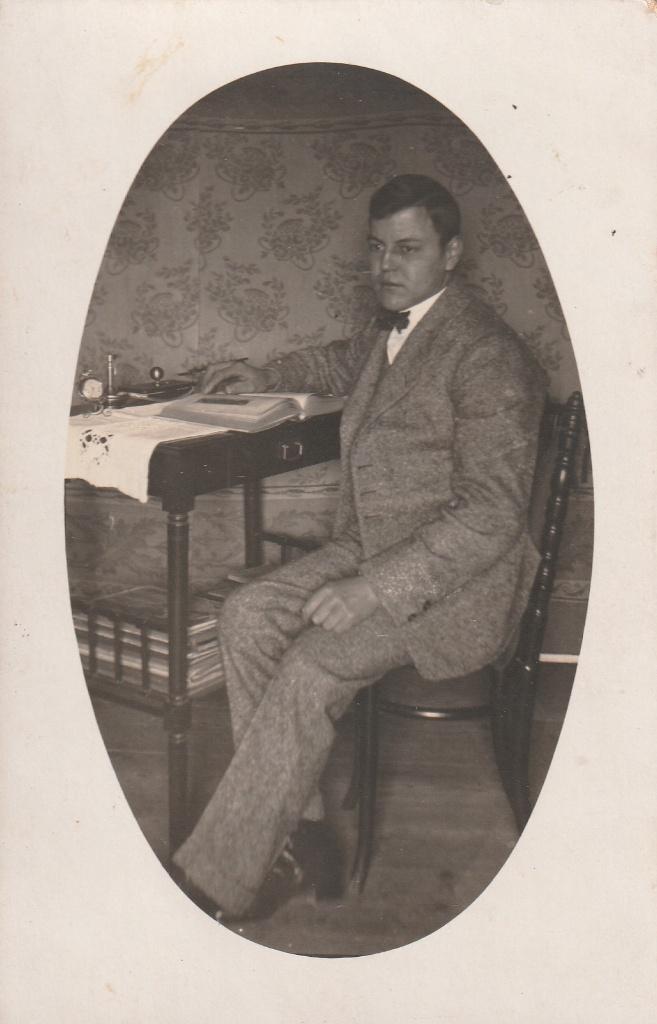 fotokaart  man  met boek, Verzenden, Voor 1940, Zo goed als nieuw