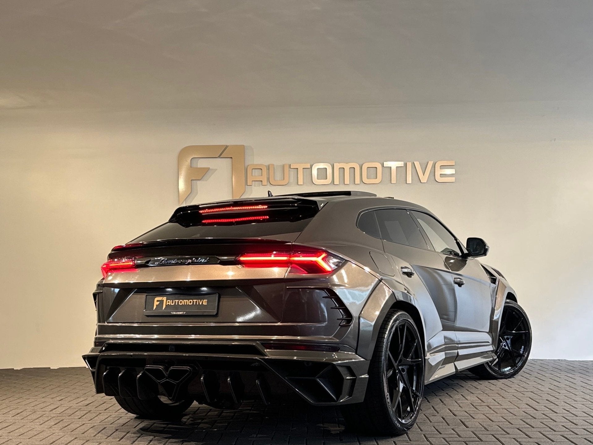 Lamborghini Urus 4.0 V8 Mansory Pano|Carbon|B&O 3D|HuD|Memor, Auto's, Automaat, Dealer onderhouden, Urus, Gebruikt