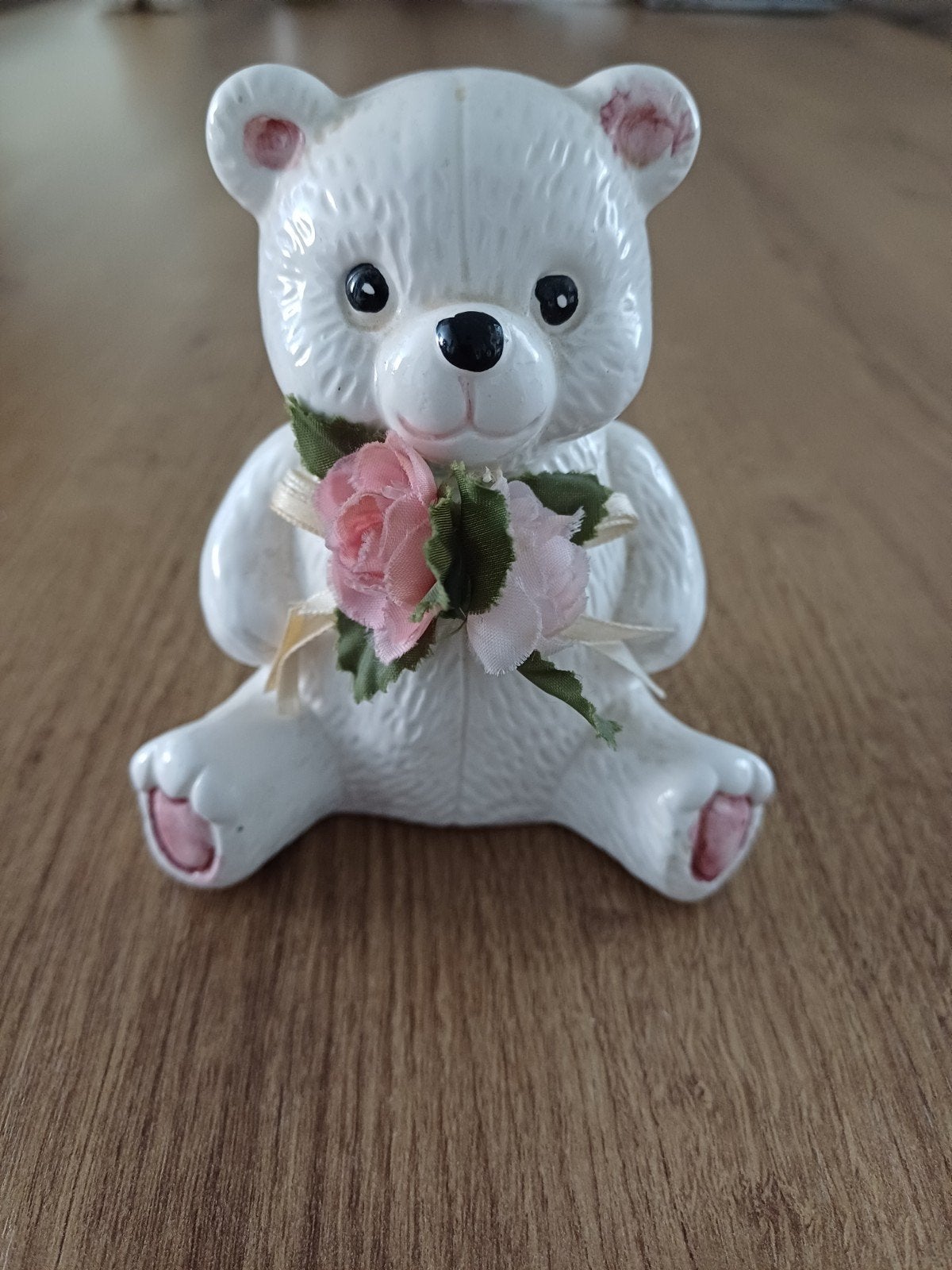 Schattig wit keramieken beertje met roze bloemen, Ophalen of Verzenden, Zo goed als nieuw