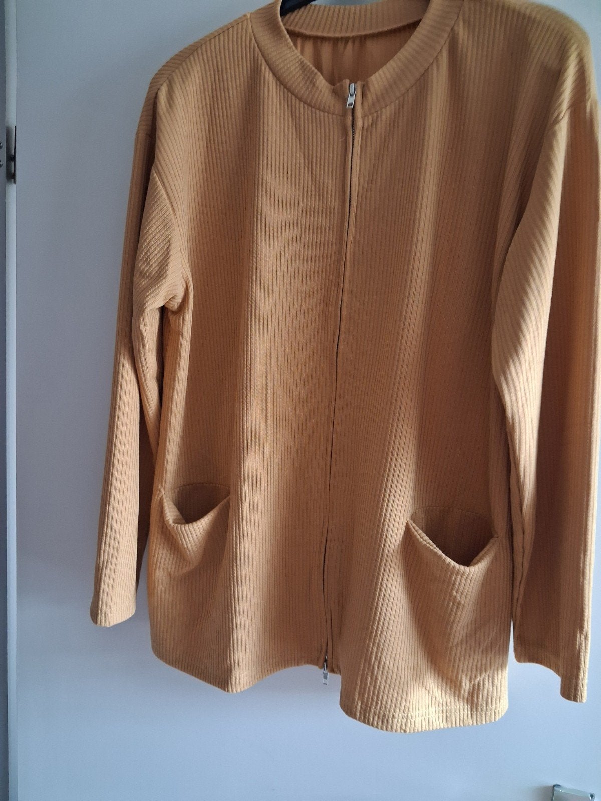 Recht vestje. Nieuw. Te groot gekocht. Okergeel. Maat XL. Ok, Kleding | Dames, Verzenden, Nieuw, Maat 46/48 (XL) of groter, Geel