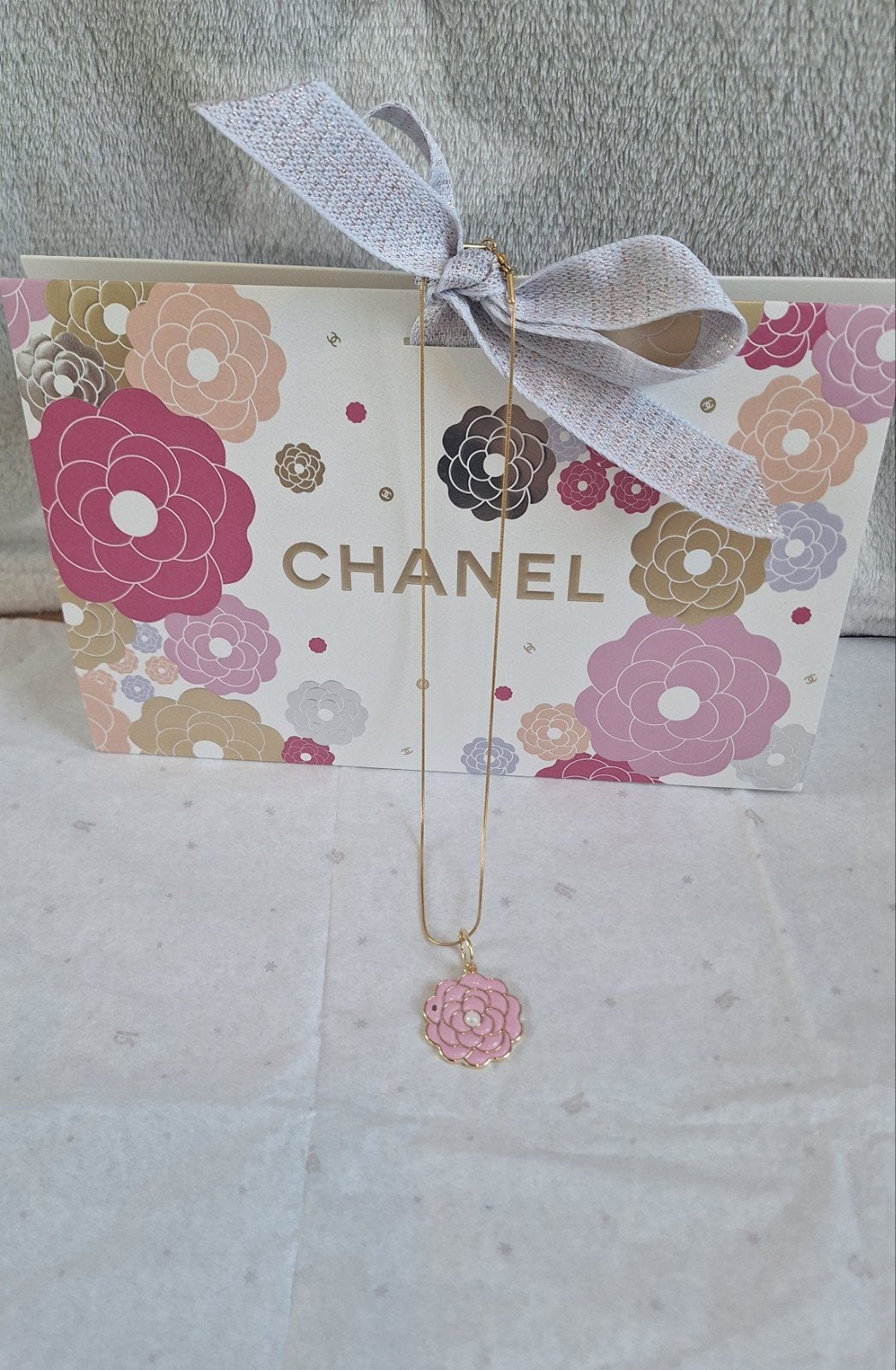 Leuk merk bedel met  kado doos en ketting(niet origineel), Overige merken, Overige materialen, Nieuw, Ophalen of Verzenden