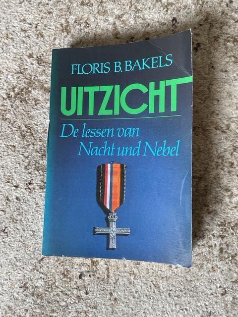 boek Uitzicht 2e deel van De lessen van Nacht und Nebel, Boeken, Froris B.Bakels, Ophalen of Verzenden, Algemeen, Tweede Wereldoorlog