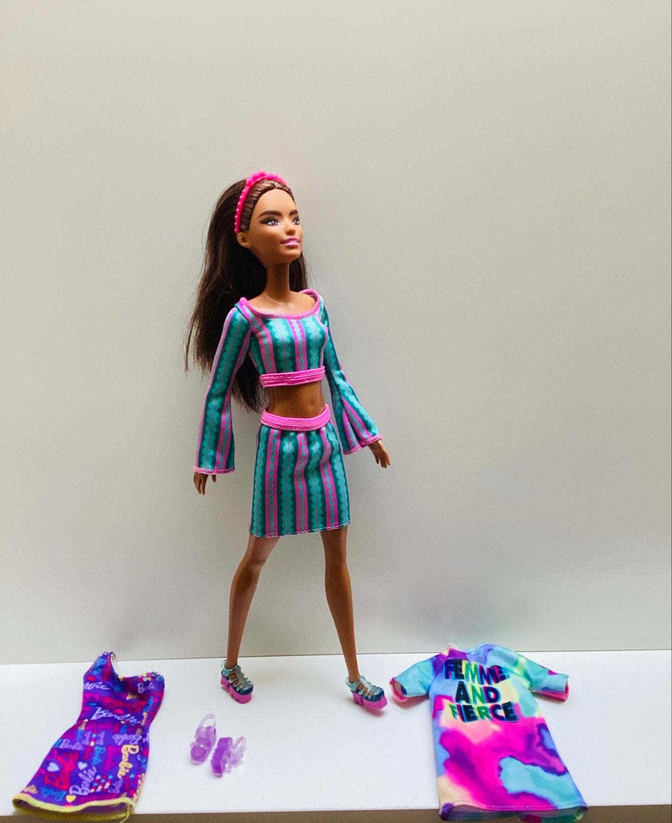 Mattel Barbie met 3 outfits, Kinderen en Baby's, Speelgoed | Poppen, Ophalen of Verzenden, Zo goed als nieuw, Barbie