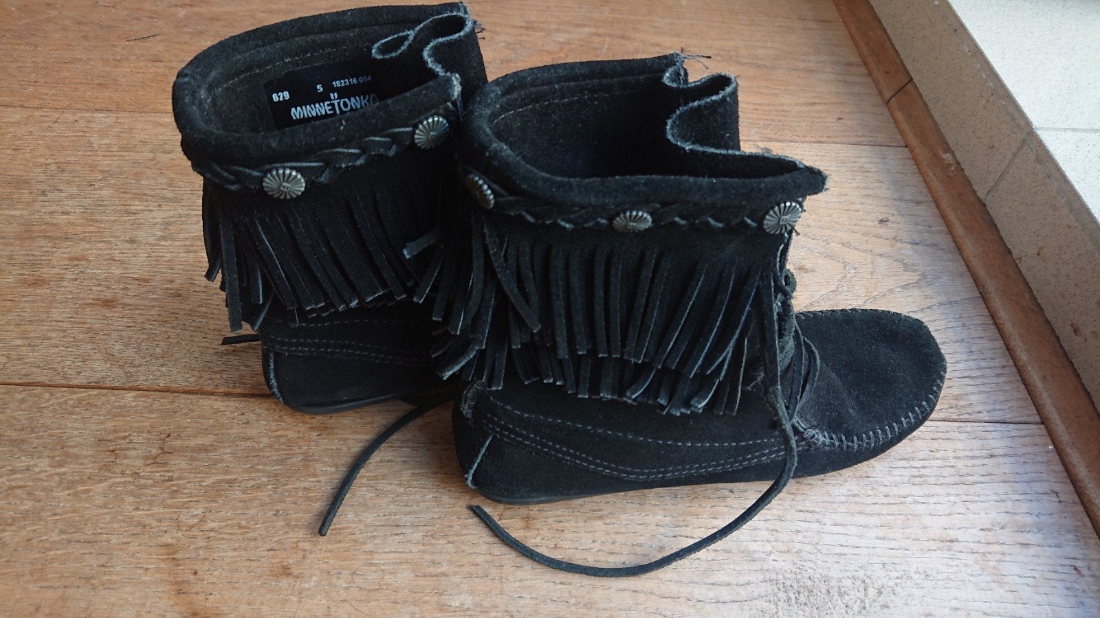 Minnetonka zwarte suède laarsjes maat 36 - Nieuw, Zwart, Lage of Enkellaarzen, Nieuw, Ophalen of Verzenden