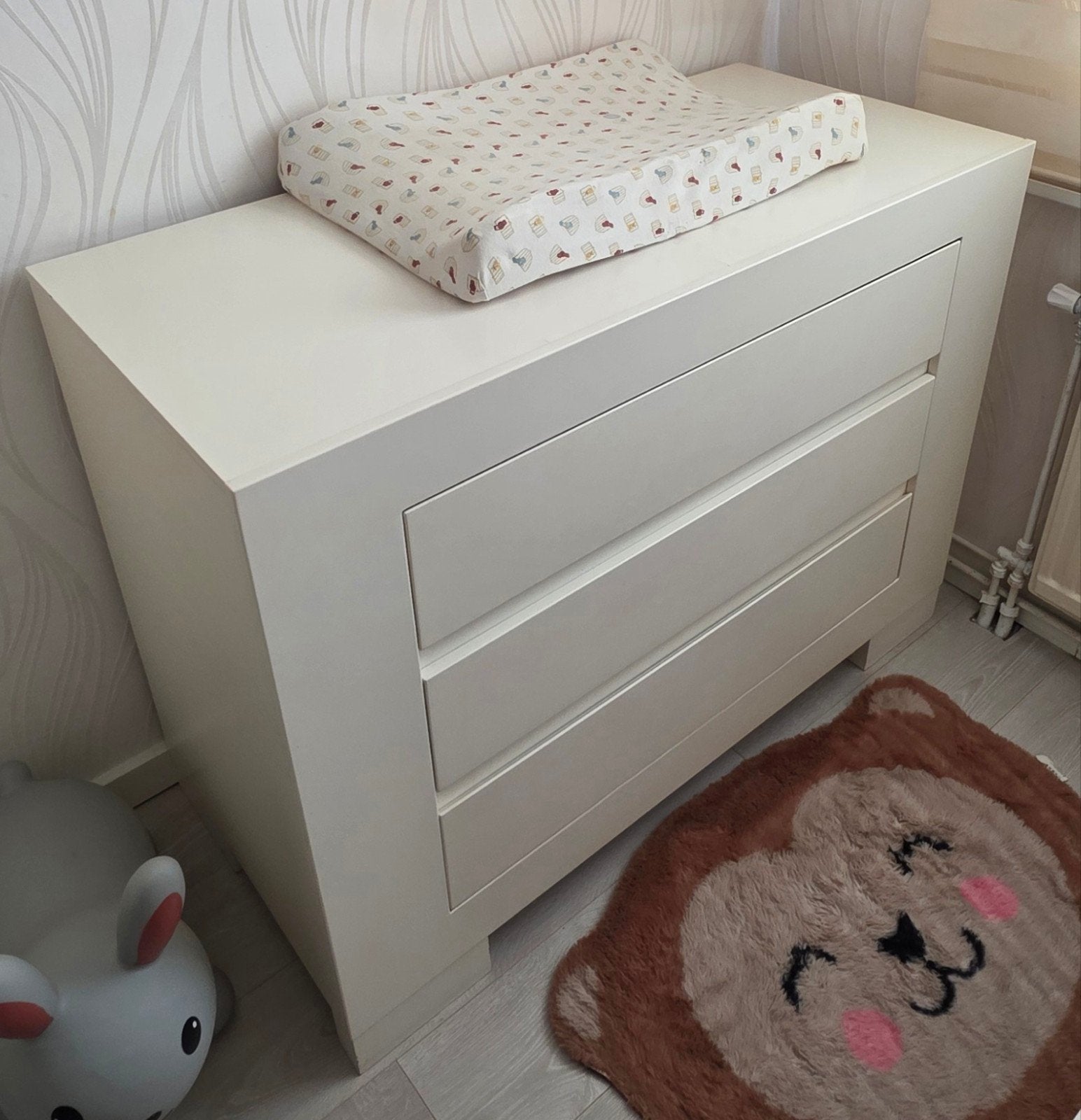 Witte Commode met 3 Lades - Zo goed als nieuw, Ophalen, 50 tot 70 cm, Voetruimte, 100 cm of meer