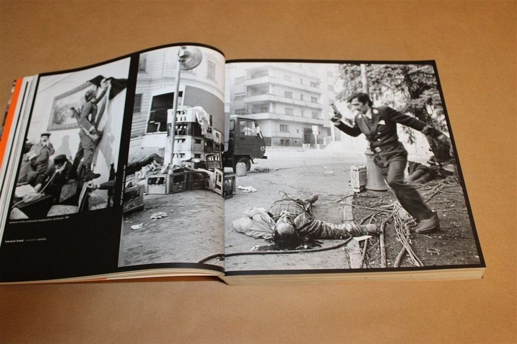 Magnum — Fotojournalistiek Jaren 80 en 90, Dik Fotoboek, Ophalen of Verzenden, Gelezen, Fotografen