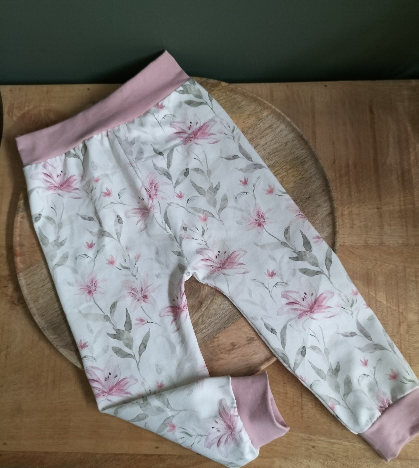 Nieuw, Leggingbroekje 92/98 'Zachtroze bloemen, Kinderen en Baby's, Kinderkleding | Maat 92, Broek, Nieuw, Ophalen of Verzenden