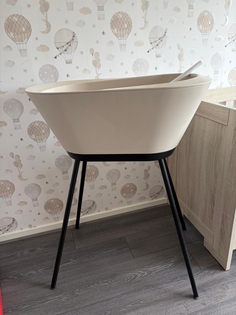 Bad+standaard+badzitje wee-too kleur Oatmeal, Kinderen en Baby's, Badjes en Verzorging, Ophalen, Zo goed als nieuw