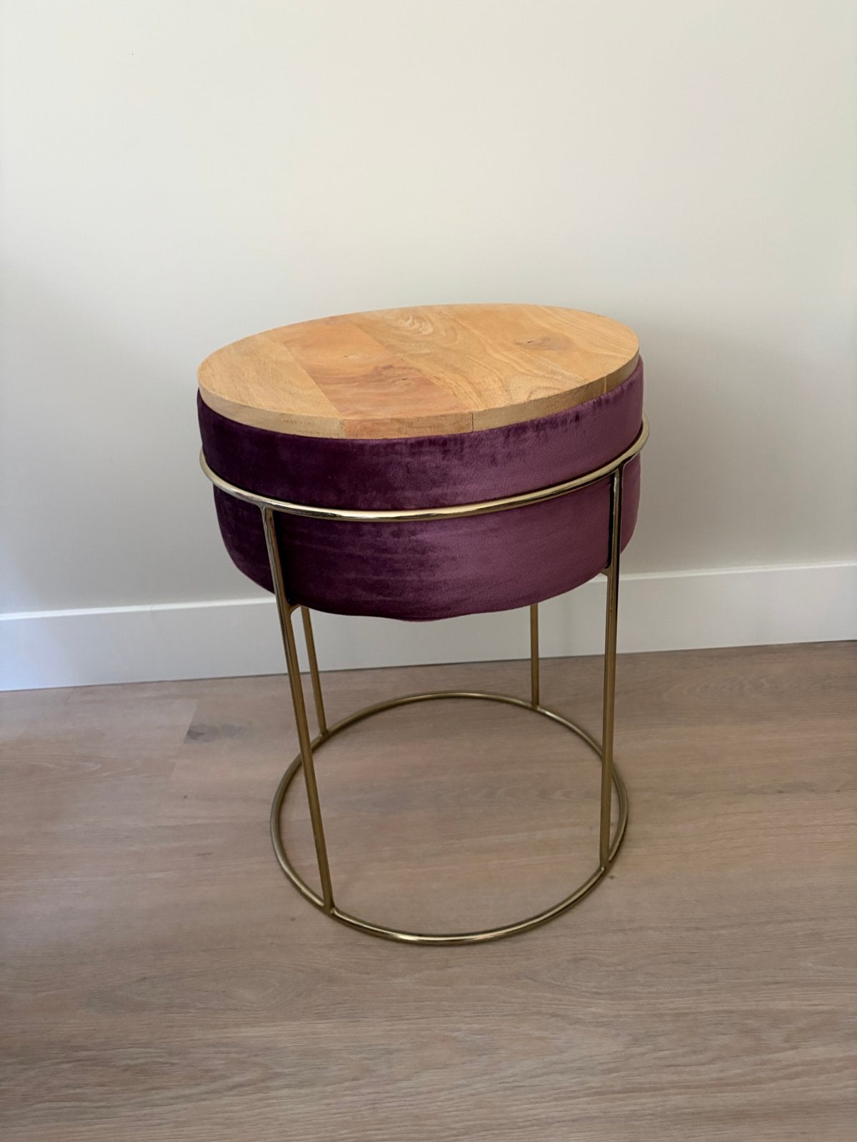 Luxe fluwelen poef met houten blad en goudkleurig onderstel, Ophalen, Minder dan 50 cm, Zo goed als nieuw, Modern