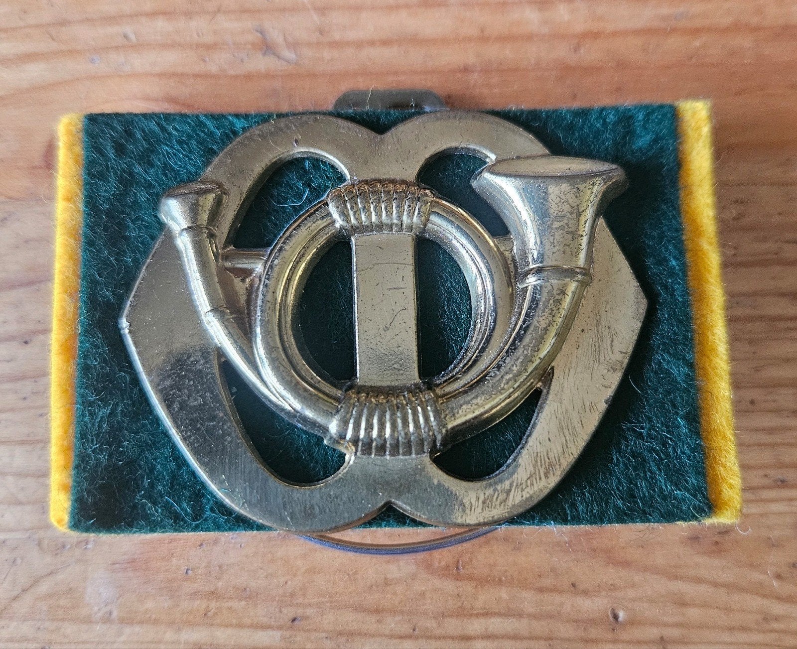 Baretembleem Garde Jagers, Verzamelen, Ophalen of Verzenden, Landmacht, Nederland, Embleem of Badge
