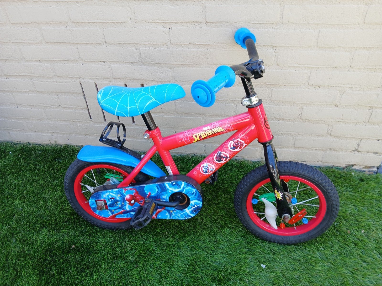 Spiderman kinderfiets - Rood/Blauw - Zo goed als nieuw, Fietsen en Brommers, Ophalen, Velgrem, Spiderman, Minder dan 16 inch