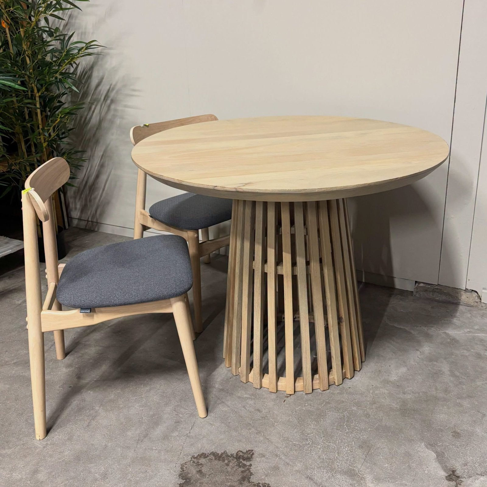 Ronde Eettafel Nikkie Hevea hout, 100cm van Artistiq Living, Antiek en Kunst, Antiek | Meubels | Tafels, Ophalen