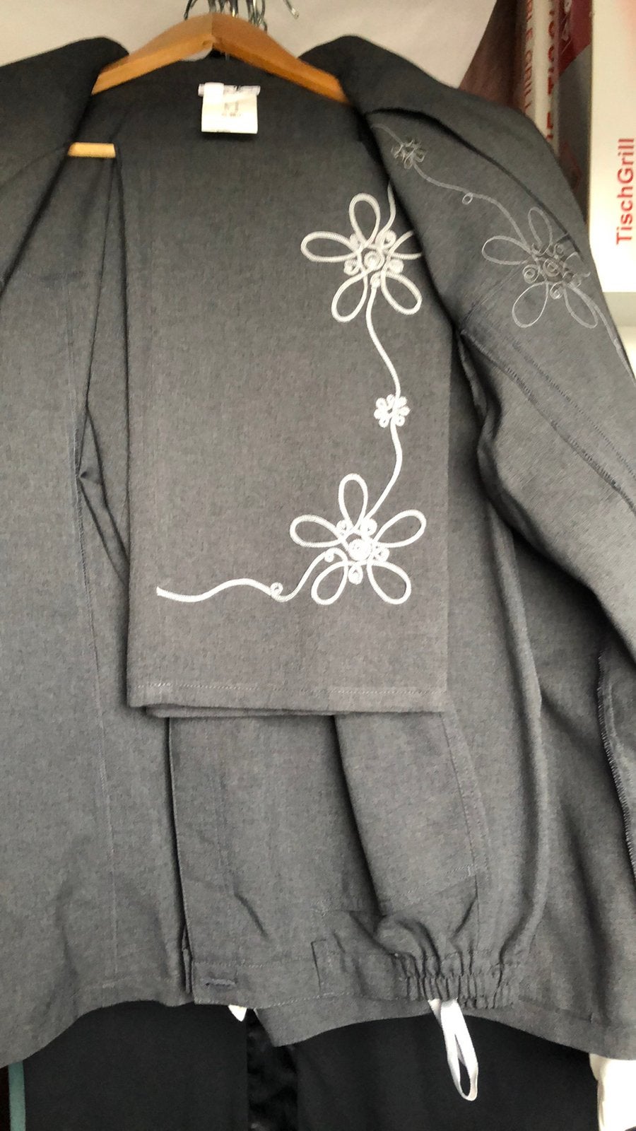 Mooi pak pantalon met jasje en borduursel maat 42, Ophalen of Verzenden, Zo goed als nieuw, Maat 42/44 (L)