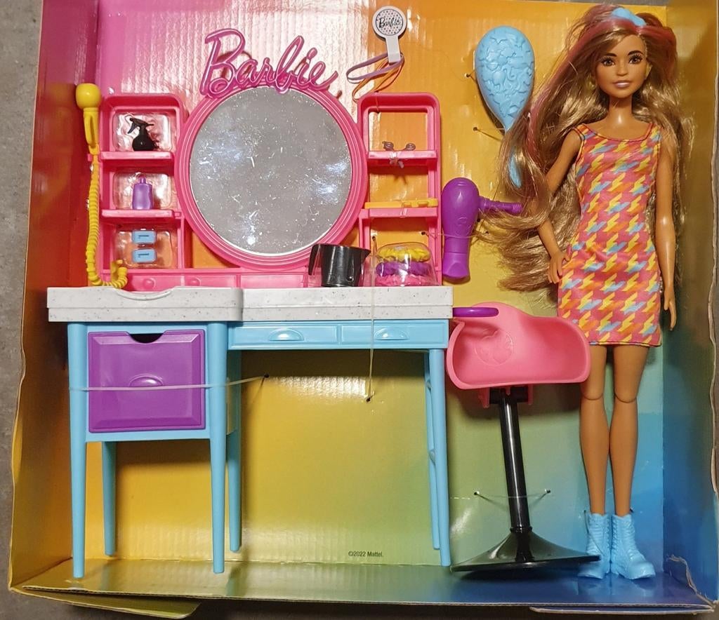 Nieuwe Barbie pop met kaptafel en accessoires, Ophalen of Verzenden