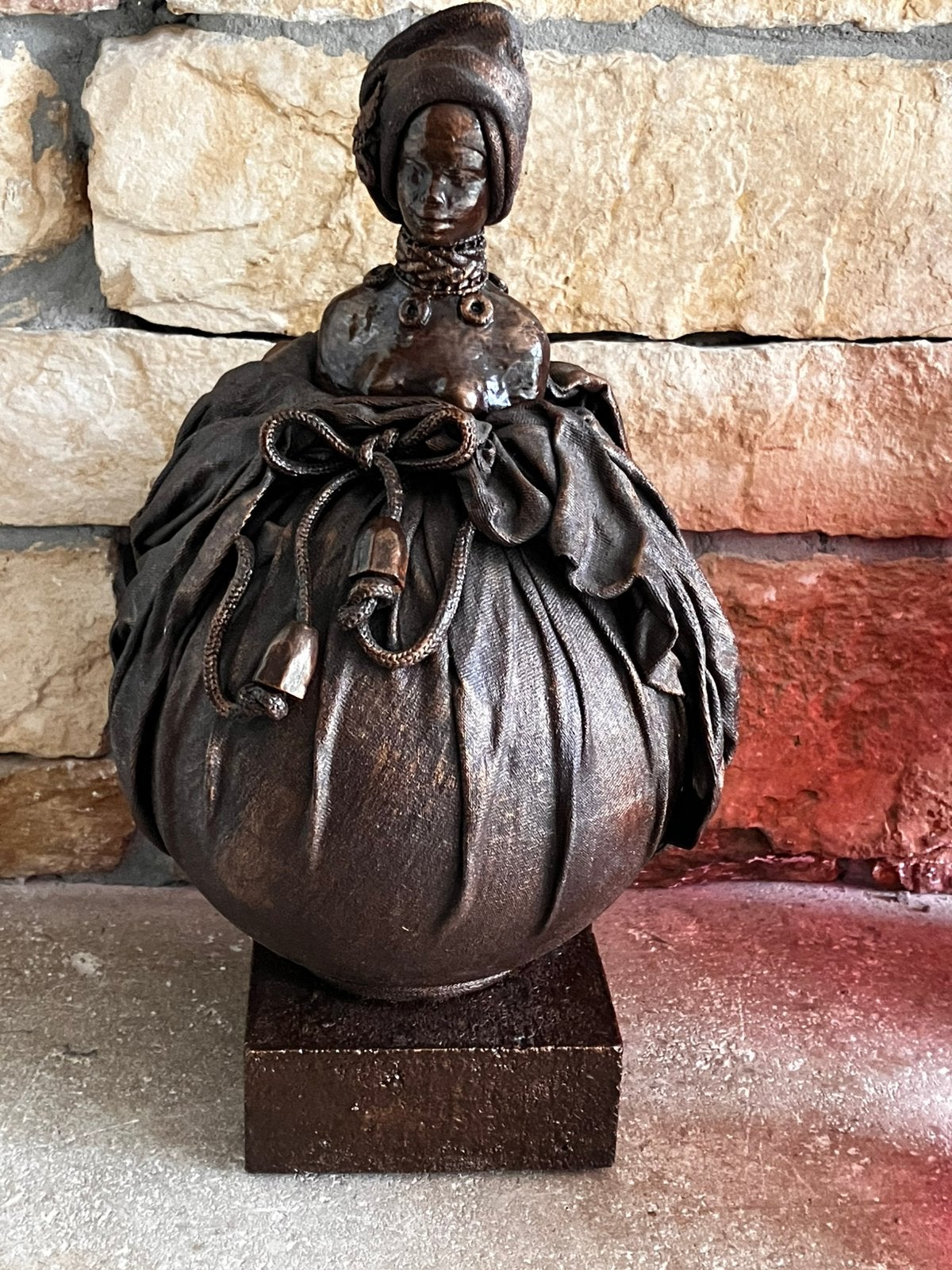 sculptuur Paverpol /Afrikaanse dame op bol/bronskleurig, Ophalen of Verzenden
