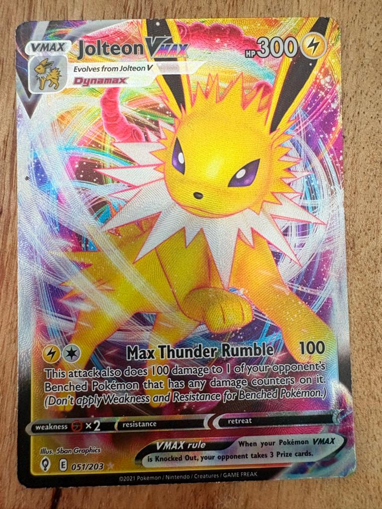 Jolteon VMAX Pokémon Kaart - Full Art (051/203), Hobby en Vrije tijd, Verzamelkaartspellen | Pokémon, Ophalen of Verzenden, Gebruikt