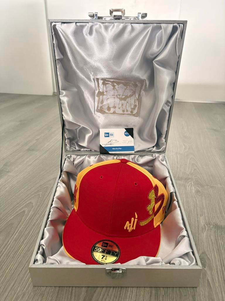 Limited Edition Ali. B pet #035 / 144, Kleding | Heren, Hoeden en Petten, Ophalen, Zo goed als nieuw, One size fits all, Pet