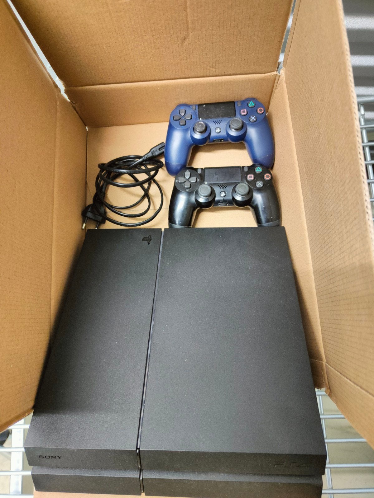 PlayStation 4 met 2 orginele controllers, Ophalen of Verzenden, Zo goed als nieuw, Met 2 controllers