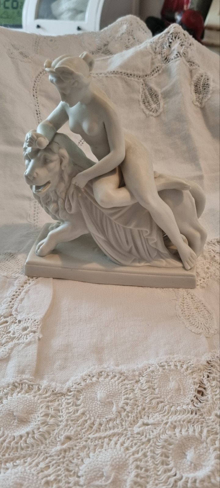 Klassiek beeld: Vrouw op leeuw, wit keramiek, Ophalen of Verzenden, Beeld, 20 - 50 cm, Gemerkt