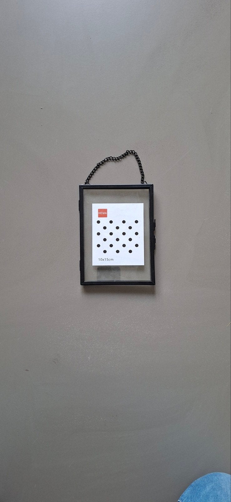 Zwarte HEMA fotolijst met ketting, 10x15 cm, Hangend, Ophalen of Verzenden, Zo goed als nieuw, Fotolijst