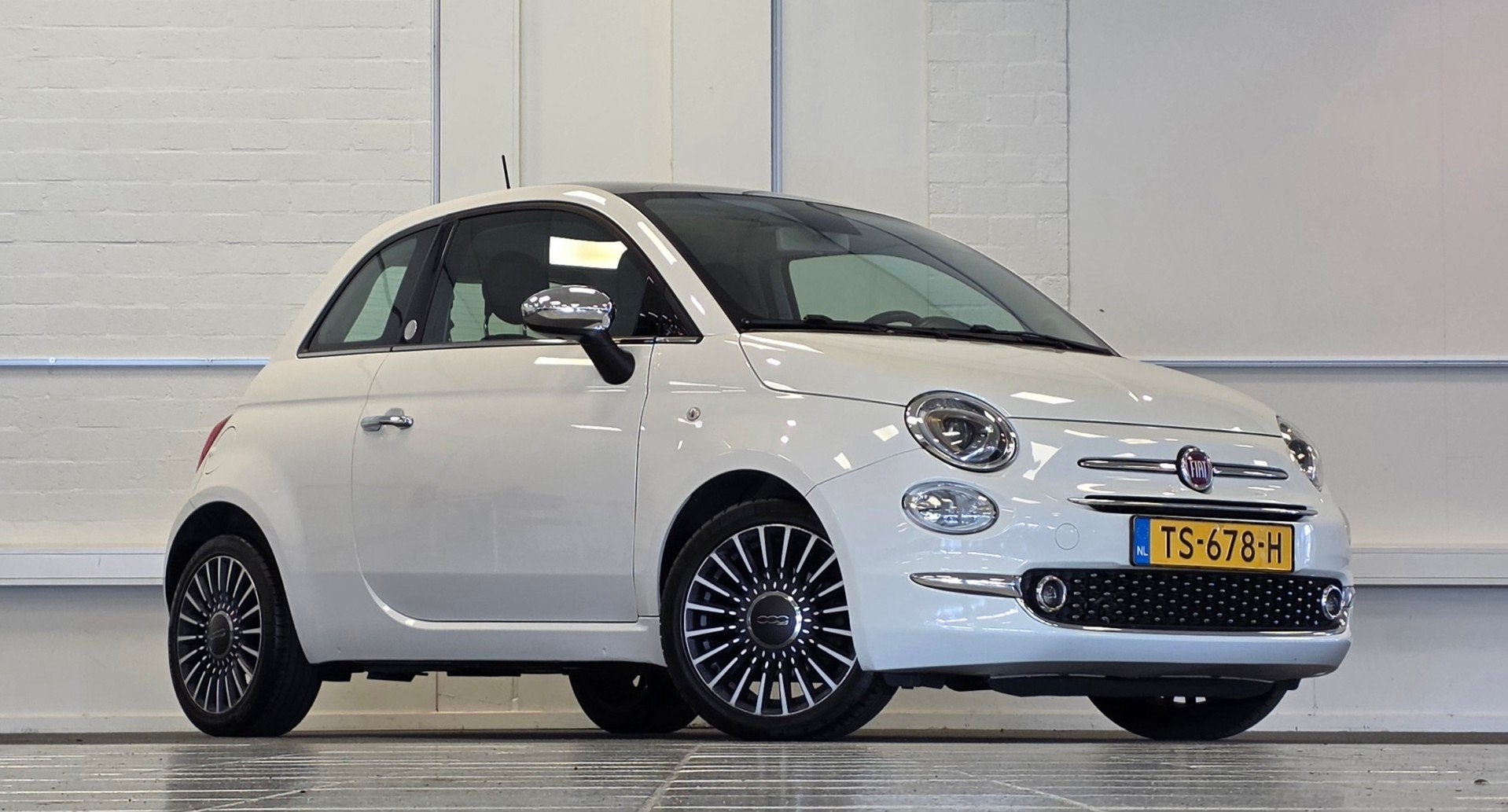 Fiat 500 0.9 TwinAir Turbo Collezione Trekhaak Panoramadak N, Auto's, Fiat, Voorwielaandrijving, Gebruikt, Leder en Stof, Origineel Nederlands