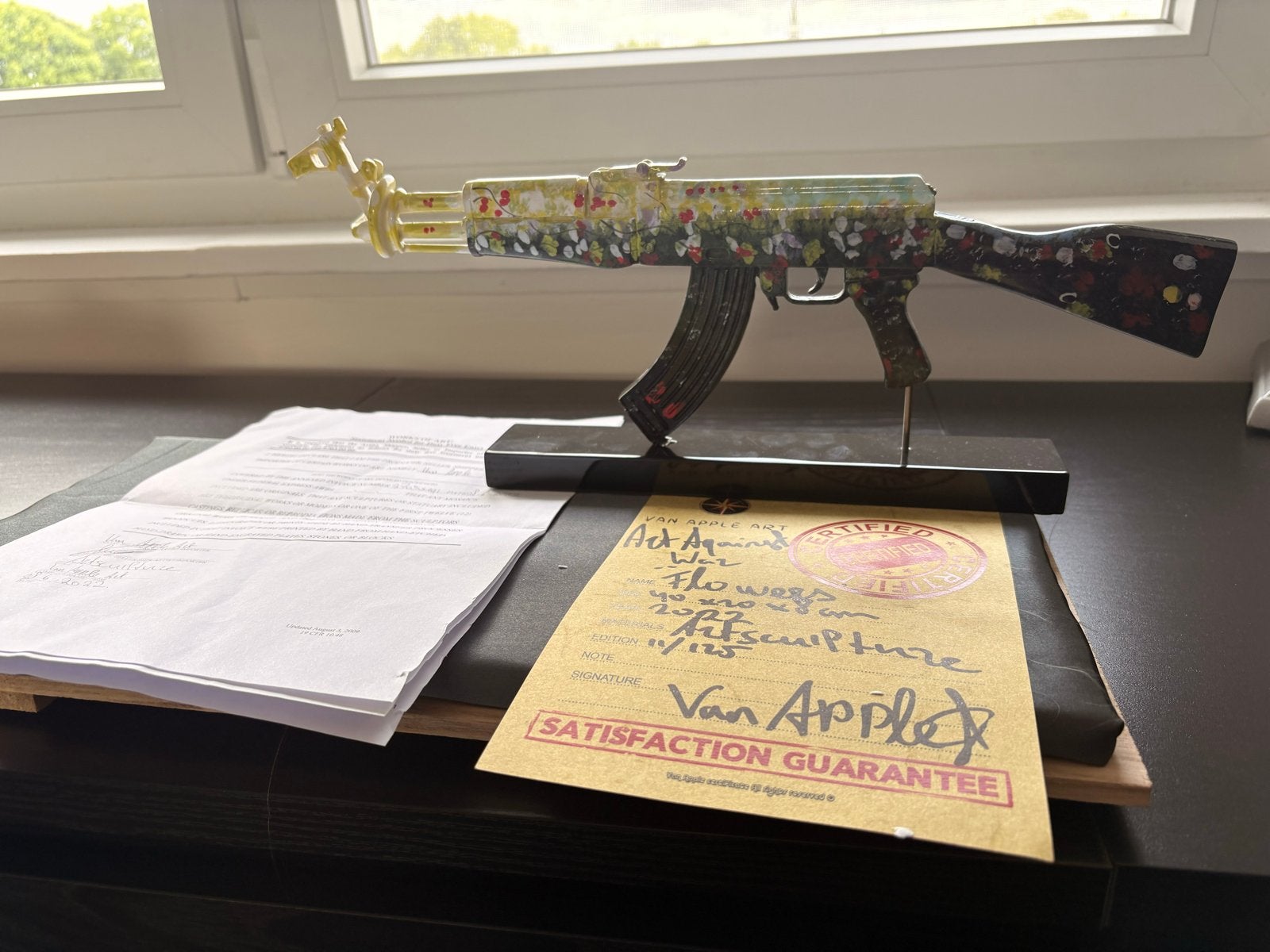 Van Apple Art Against War "Flowers" AK-47 sculptuur, Overige onderwerpen, Kunststof, Ophalen of Verzenden, 20 - 50 cm