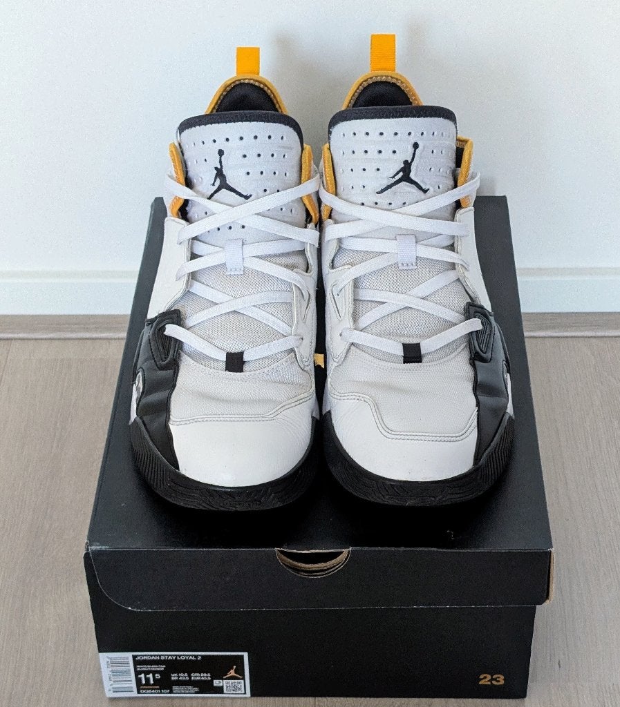 Jordan Stay Loyal 2, Wit/Zwart/Geel, Maat 45.5, Ophalen of Verzenden, Gedragen, Nike Air Jordan, Wit