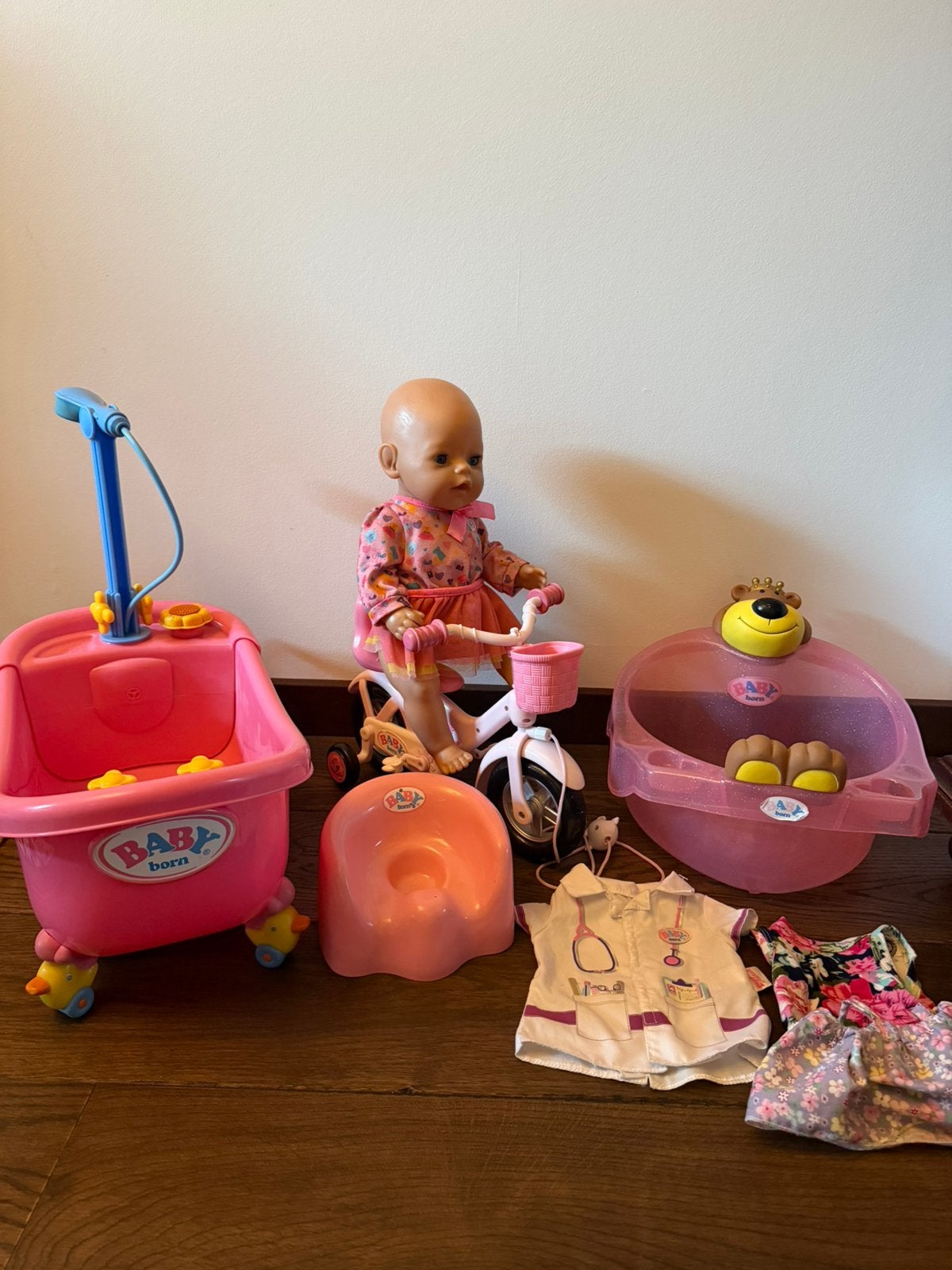 BABY born pop + fiets, badje, kleding – complete set, Kinderen en Baby's, Ophalen of Verzenden, Gebruikt, Babypop
