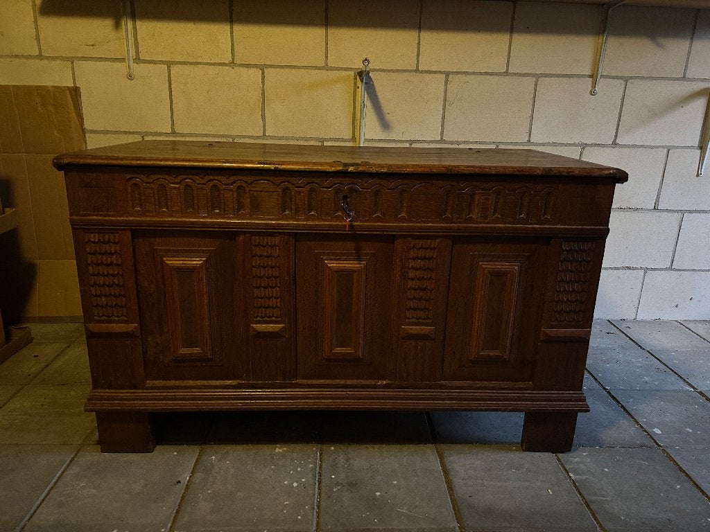 Antieke Eiken Dekenkist met Houtsnijwerk, Antiek en Kunst, Ophalen
