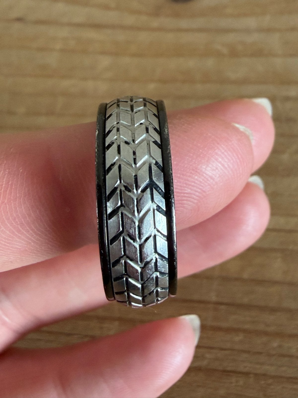 IXXXI Stoere bandenprofiel ring - Zilverkleurig en zwart, Sieraden, Tassen en Uiterlijk, 20 of groter, IJzer of Staal, Ophalen of Verzenden