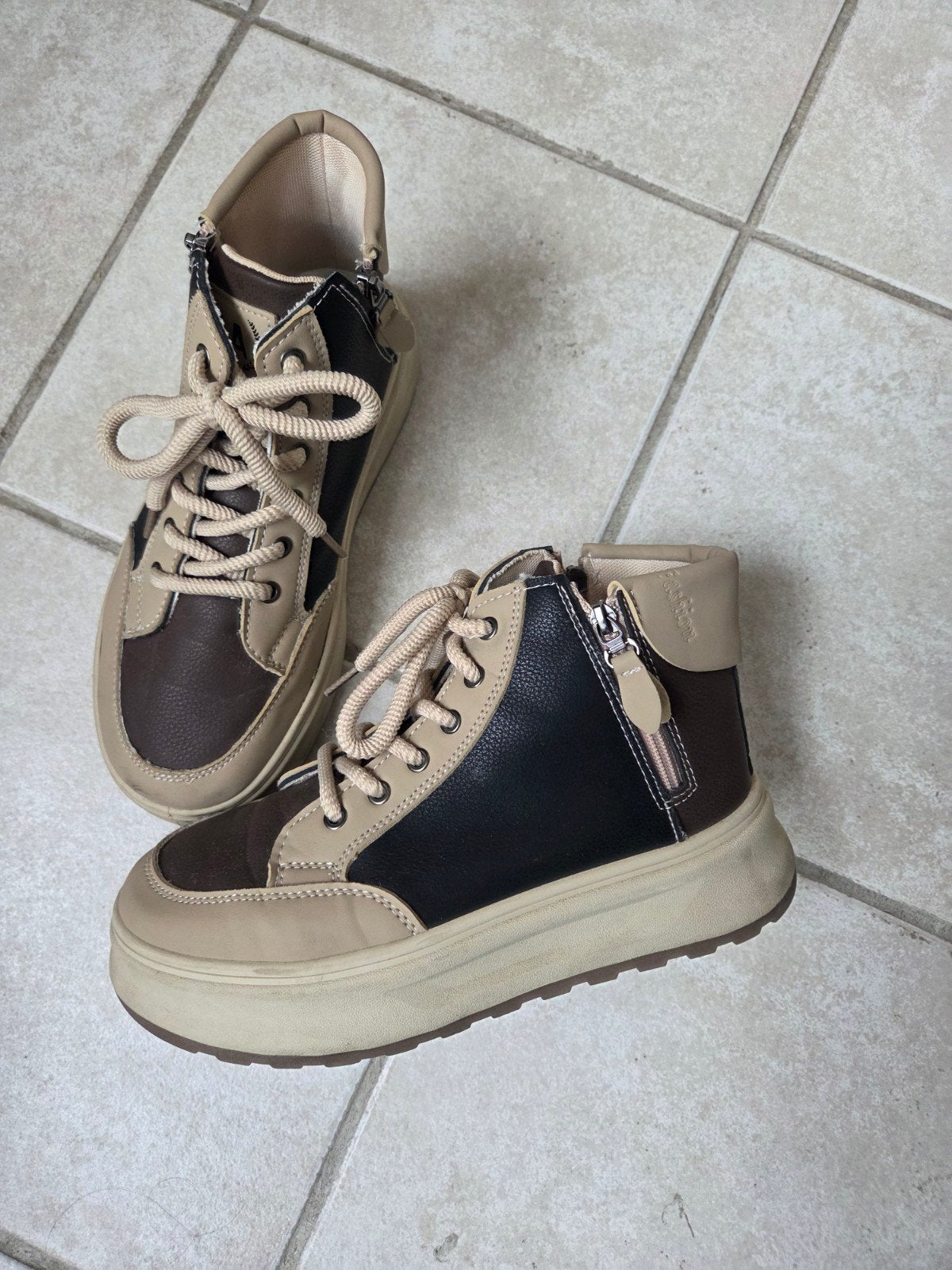 Hippe sneaker met dikke zool, maat 40, Beige, Ophalen of Verzenden, Sneakers of Gympen, Zo goed als nieuw