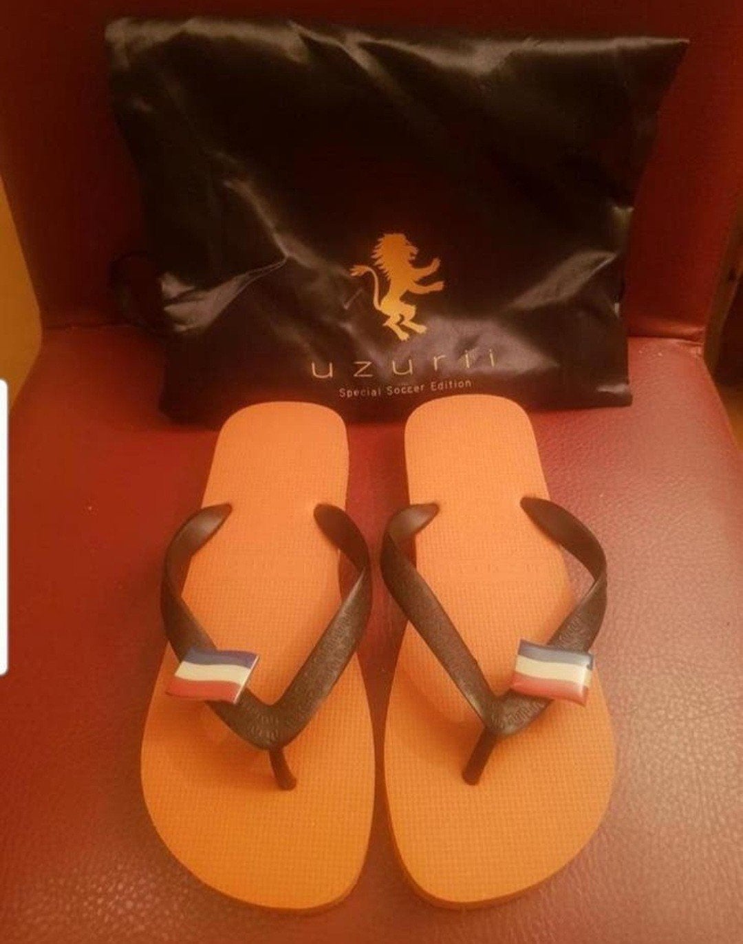 Uzurii voetbal slippers, maat 37-38, nieuw!, Slippers, Uzurii, Nieuw, Oranje
