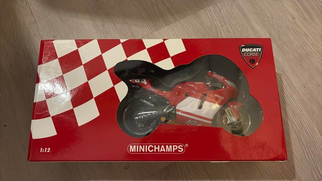 Ducati desmosedici - Loris Capirossi MotoGP 2004 Minichamps, Ophalen of Verzenden, Zo goed als nieuw, Motor