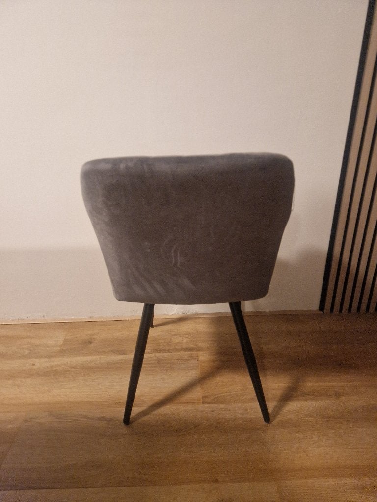Foto 6 van Mooie mangohouten eettafel met 6 stoelen.