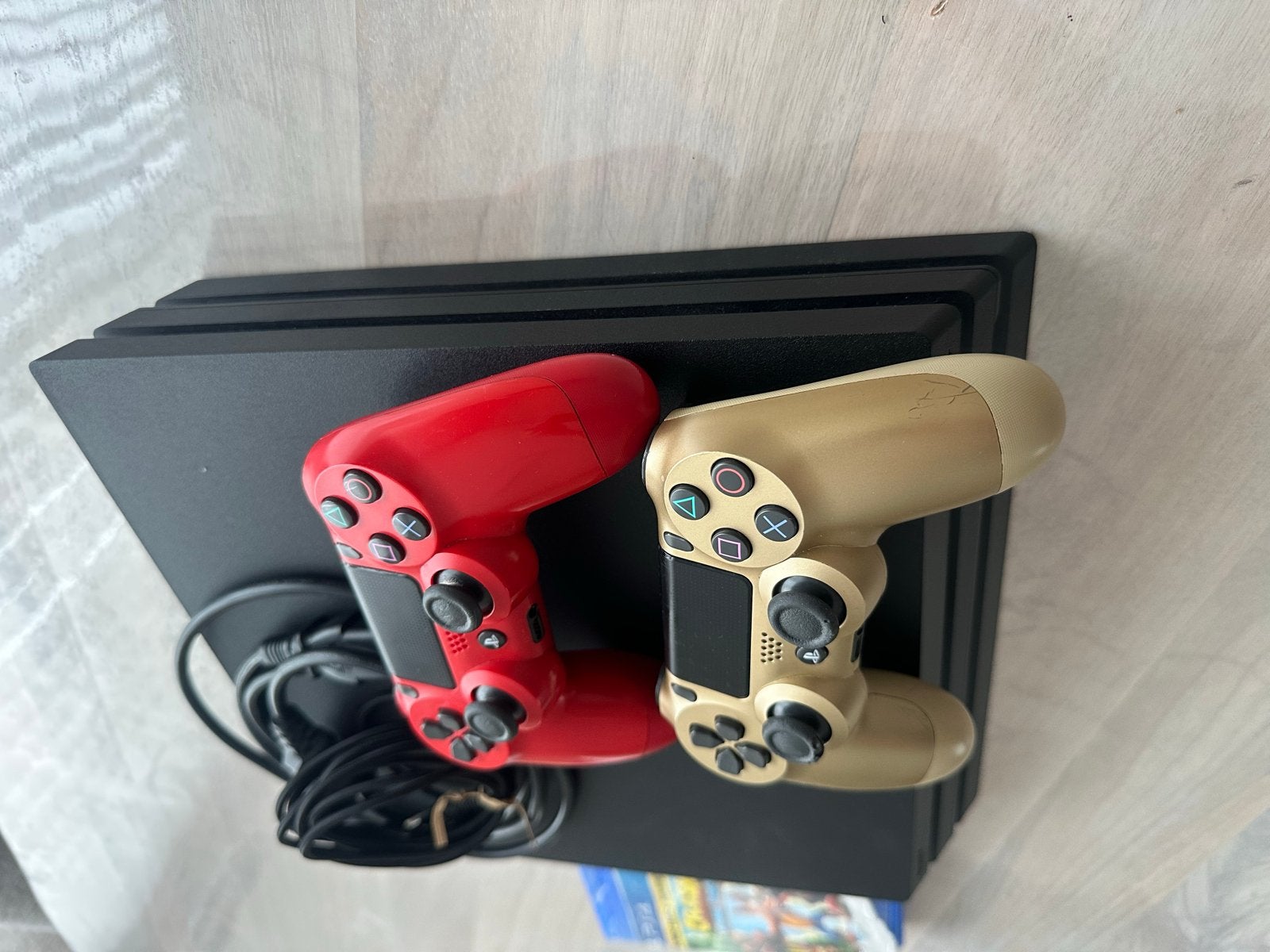 PlayStation 4 Pro met 2 controllers en game, Spelcomputers en Games, Spelcomputers | Sony PlayStation 4, Met games, Met 2 controllers