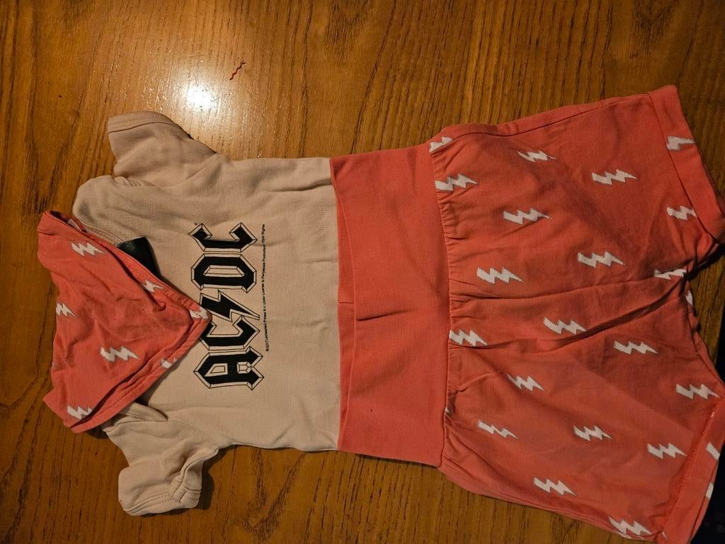 ACDC babykleding set: romper, broekje en slab, Ophalen of Verzenden, Gebruikt, ACDC, Jongetje of Meisje