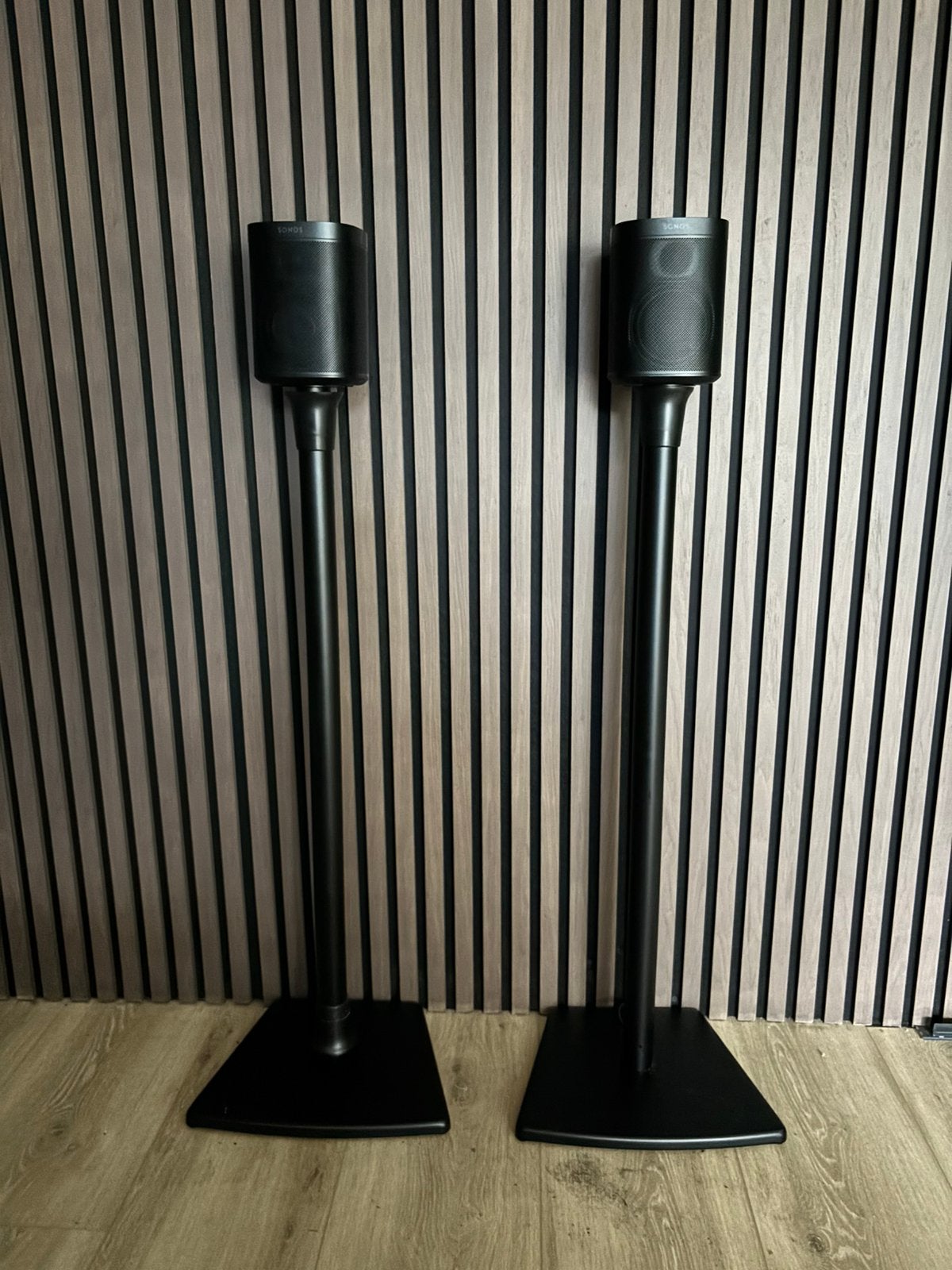2x Sonos One Slimme Speakers met standaard