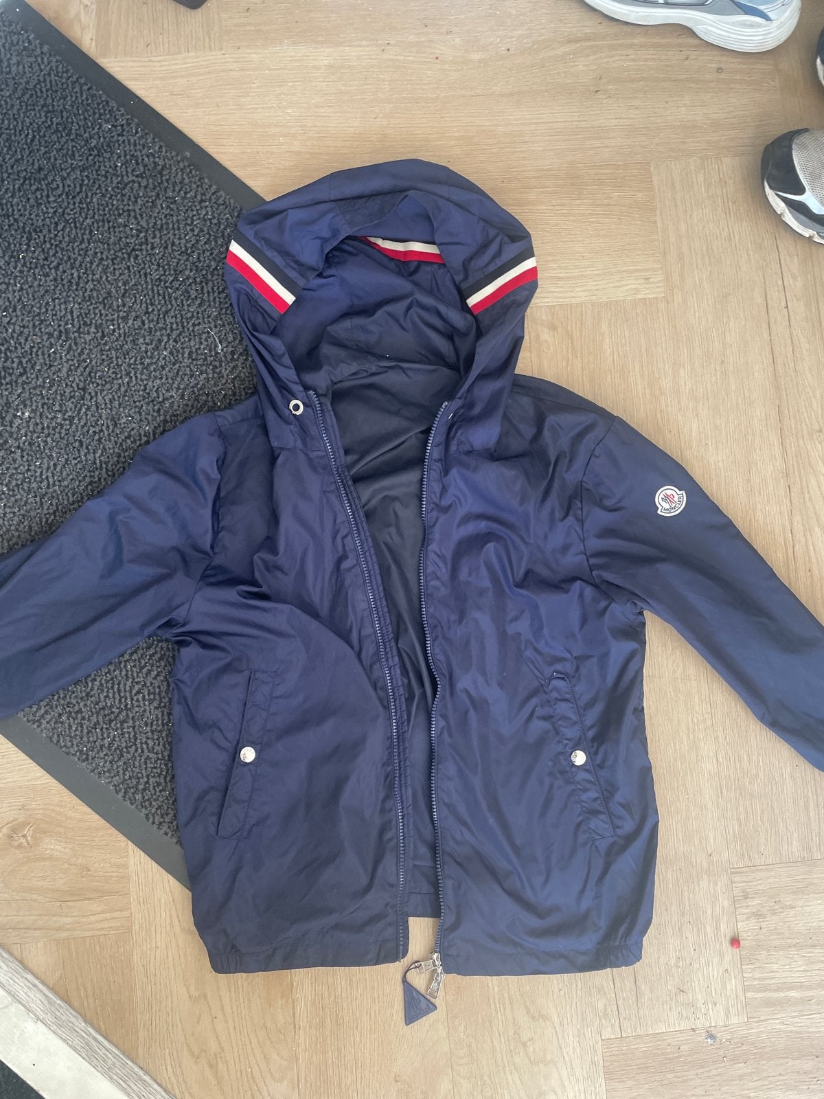 Moncler jas - Donkerblauw windjack met capuchon, Ophalen, Gedragen, Overige maten, Blauw