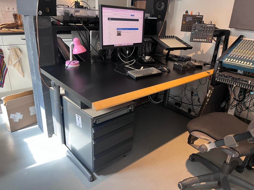 Ahrend 500 Elektrisch verstelbaar bureau, Ophalen, Gebruikt, 88 cm, In hoogte verstelbaar