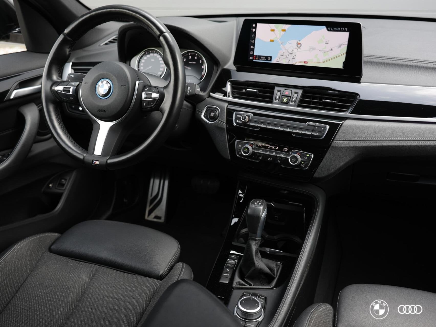 BMW X1 xDr25e M SPORT / HEADUP / HIFI / TREKHAAK / CAMERA /, Auto's, BMW, Stof, Met garantie (alle), Zwart, Bedrijf
