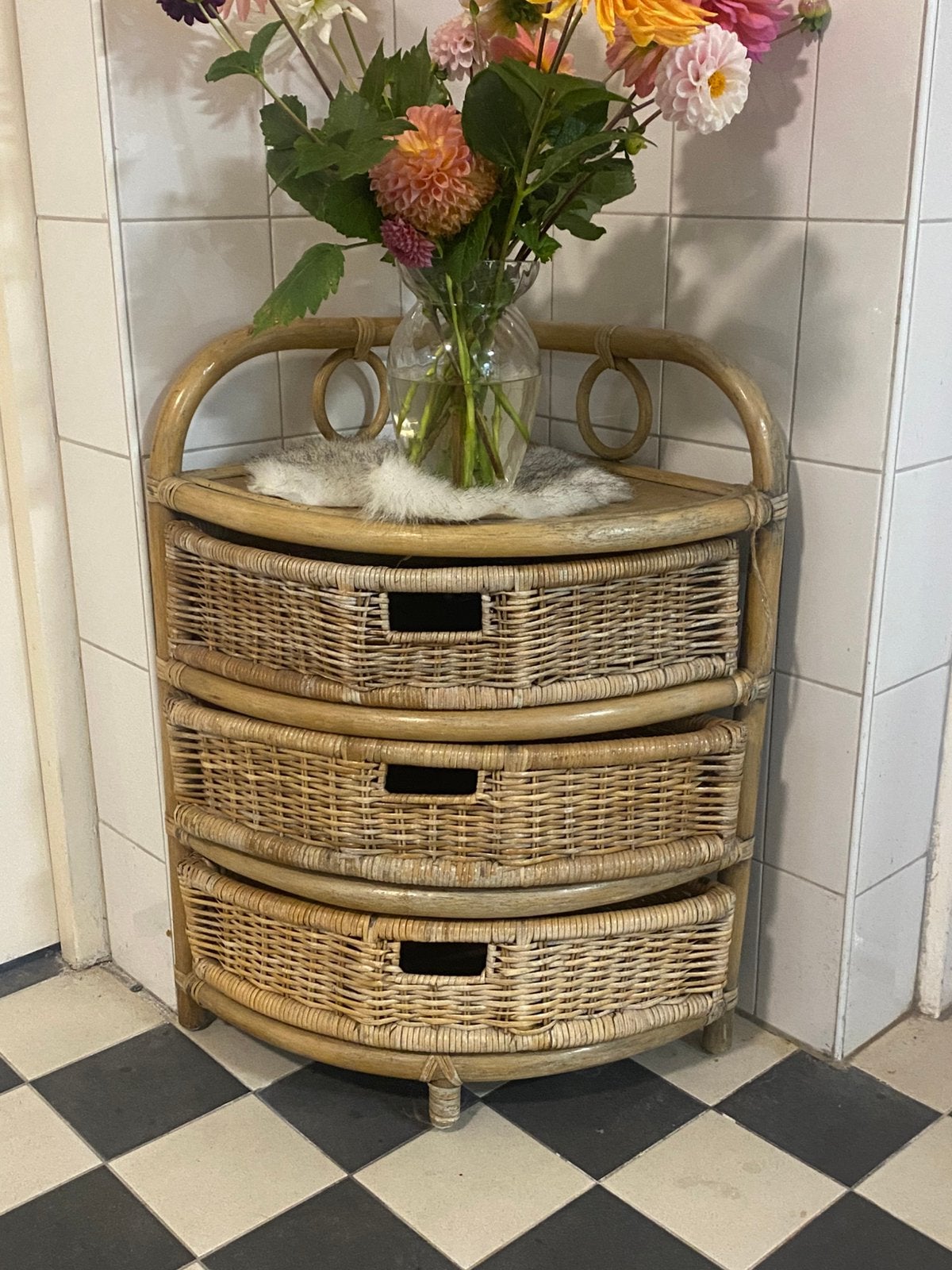 Mooi vintage rieten/ rotan hoekkastje met 3 lades, Ophalen, 50 tot 100 cm, Zo goed als nieuw, Minder dan 100 cm