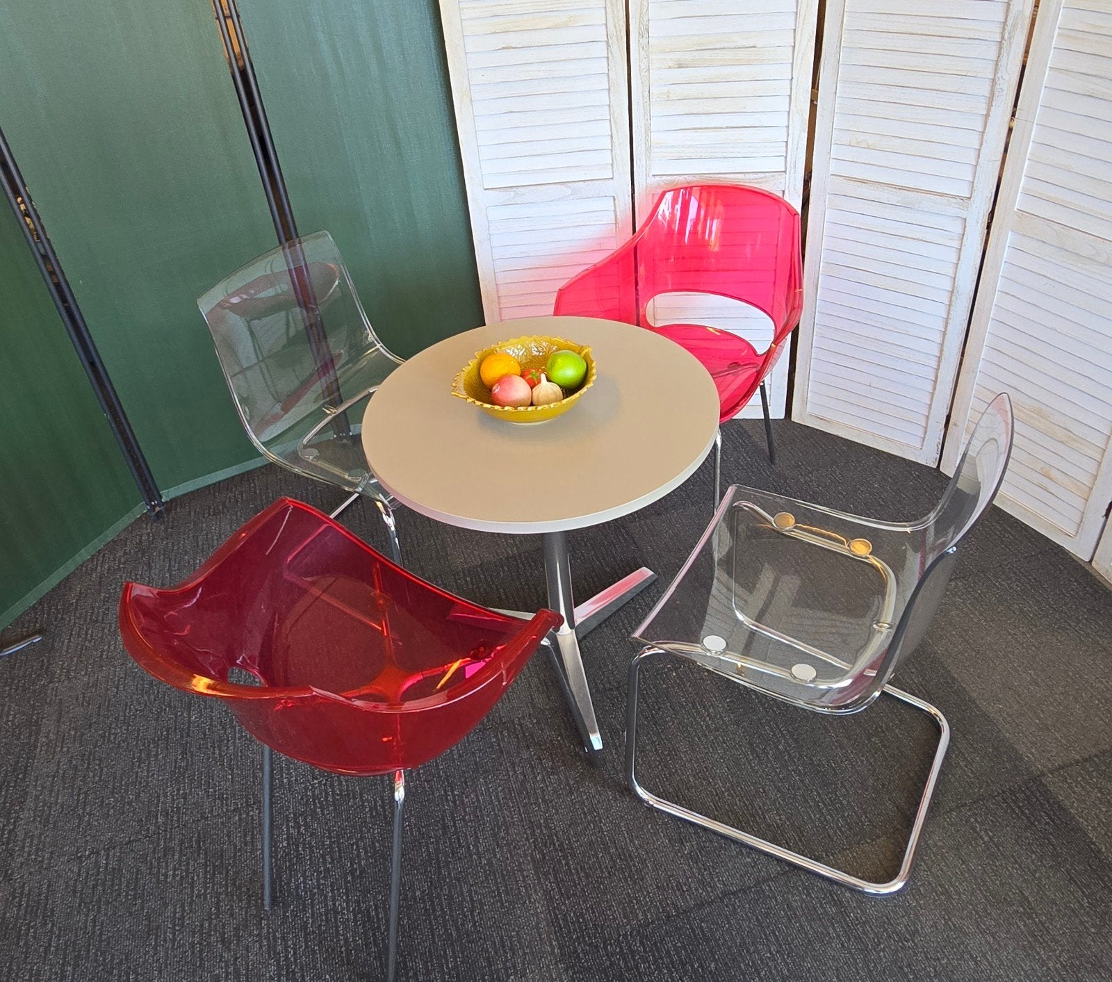 Eetkamerset plexiglas design stoelen ronde tafel driepoot, Ophalen, Gebruikt, Modern postmodern, 4 tot 6 stoelen