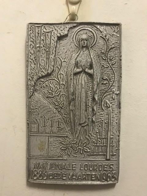 GedenkTegel Nationale Lourdes 'Bedevaarten 1883-1963', Ophalen of Verzenden, Gebruikt, Kaart of Prent