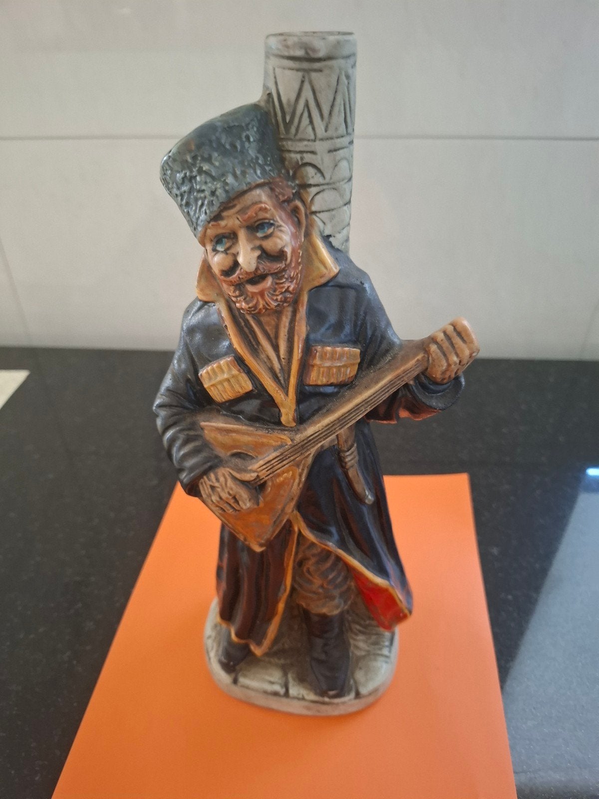 Vintage beeldje van man met muziekinstrument, Ophalen of Verzenden, 20 - 50 cm, Steen of Keramiek, Beeld