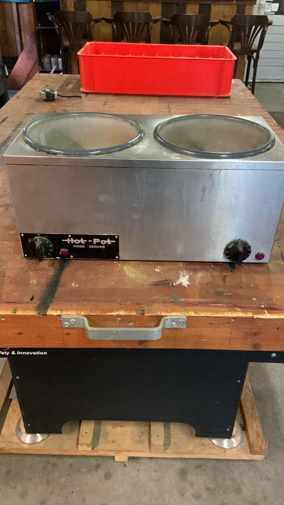 Hotpot duo werkend met bakken, Ophalen