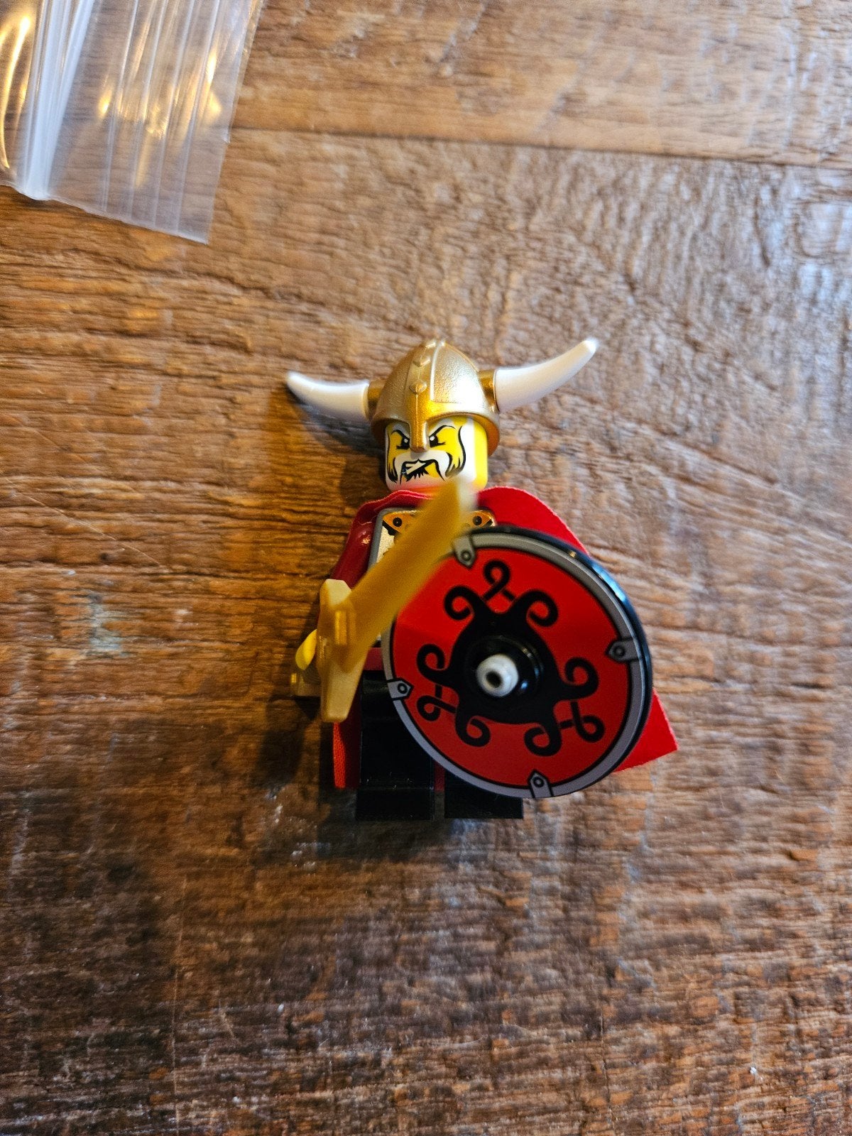 LEGO Viking Koning Minifiguur (vik011) met schild en zwaard, Compleet, Gebruikt, Lego, Ophalen of Verzenden