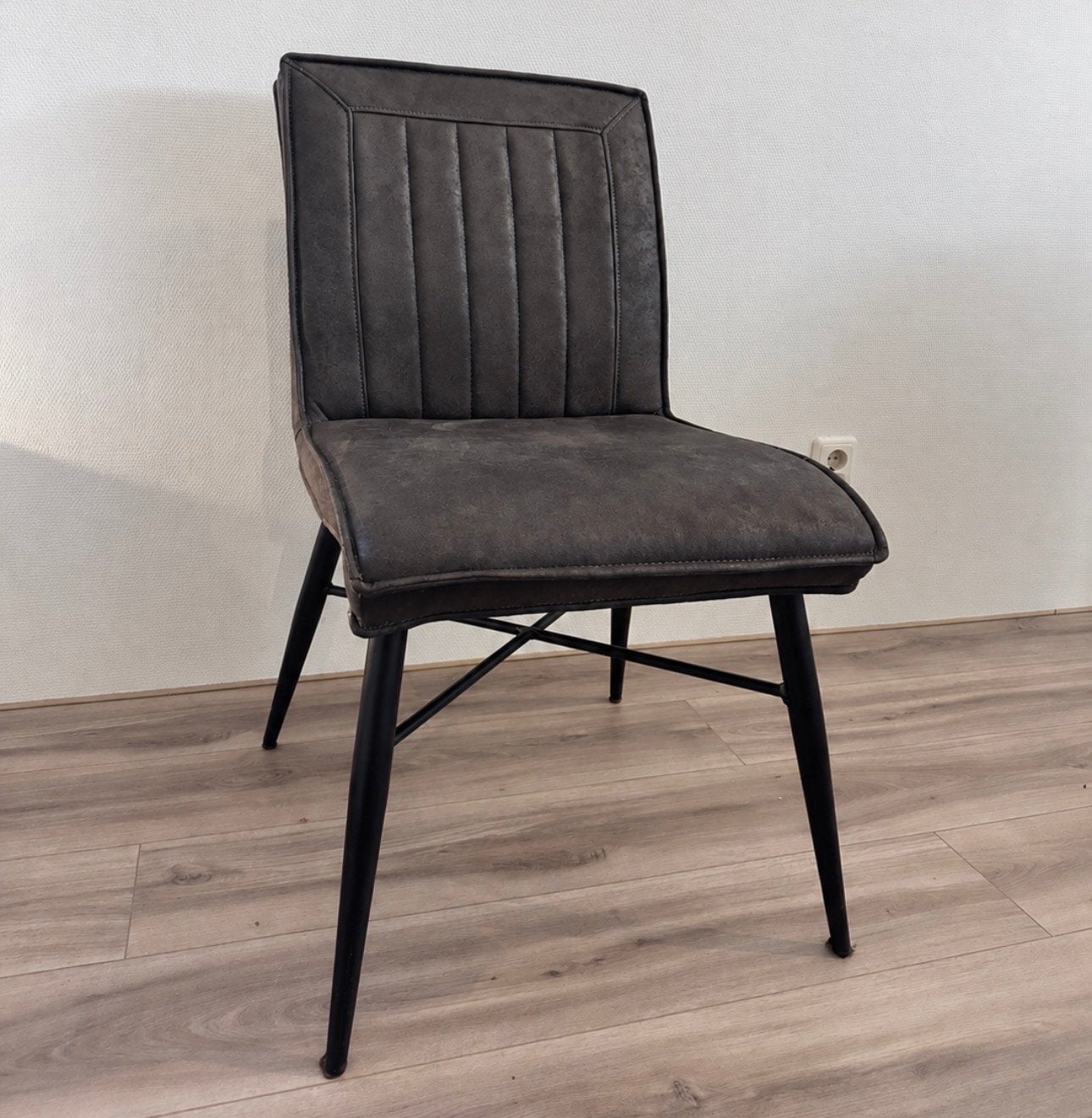 Foto 3 van Stoere eettafel 180x90 cm met 6 stoelen – cognac & grijs